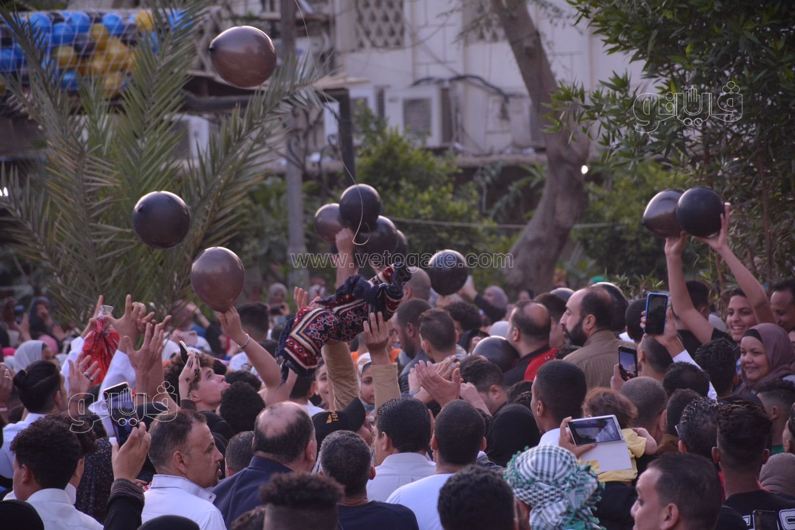البالونات تزين سماء ساحة مصطفى محمود (2)