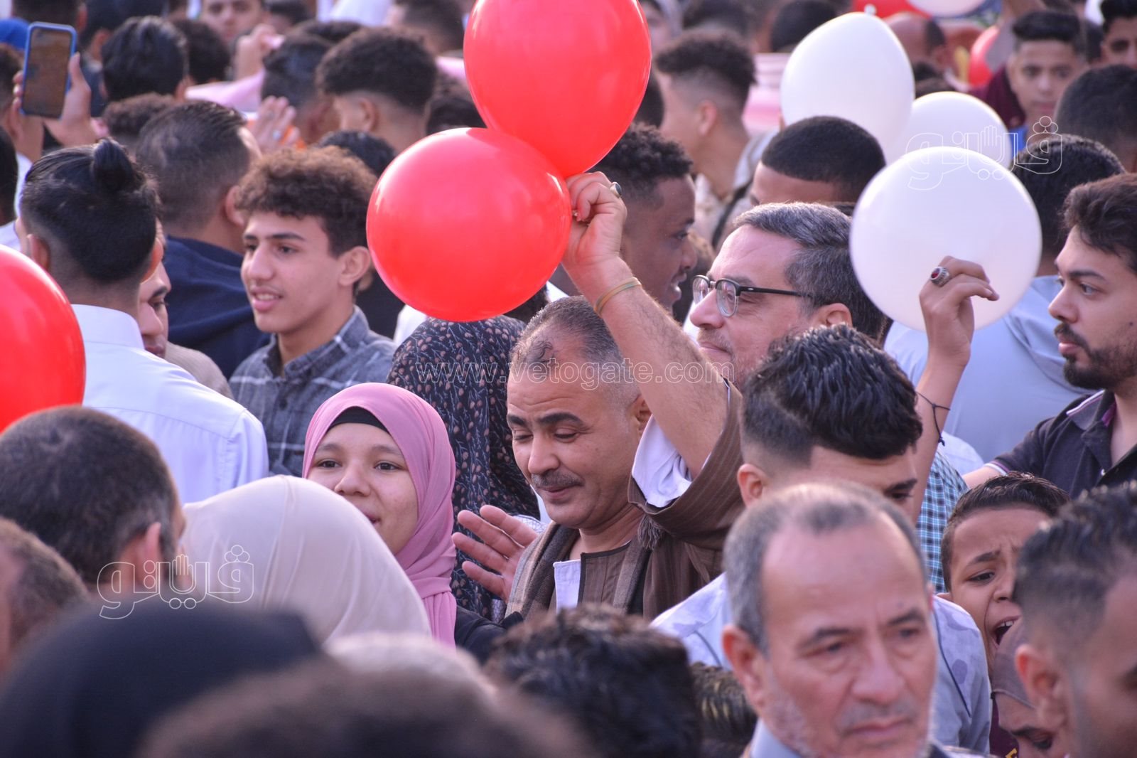 البالونات تزين سماء ساحة مصطفى محمود (4)