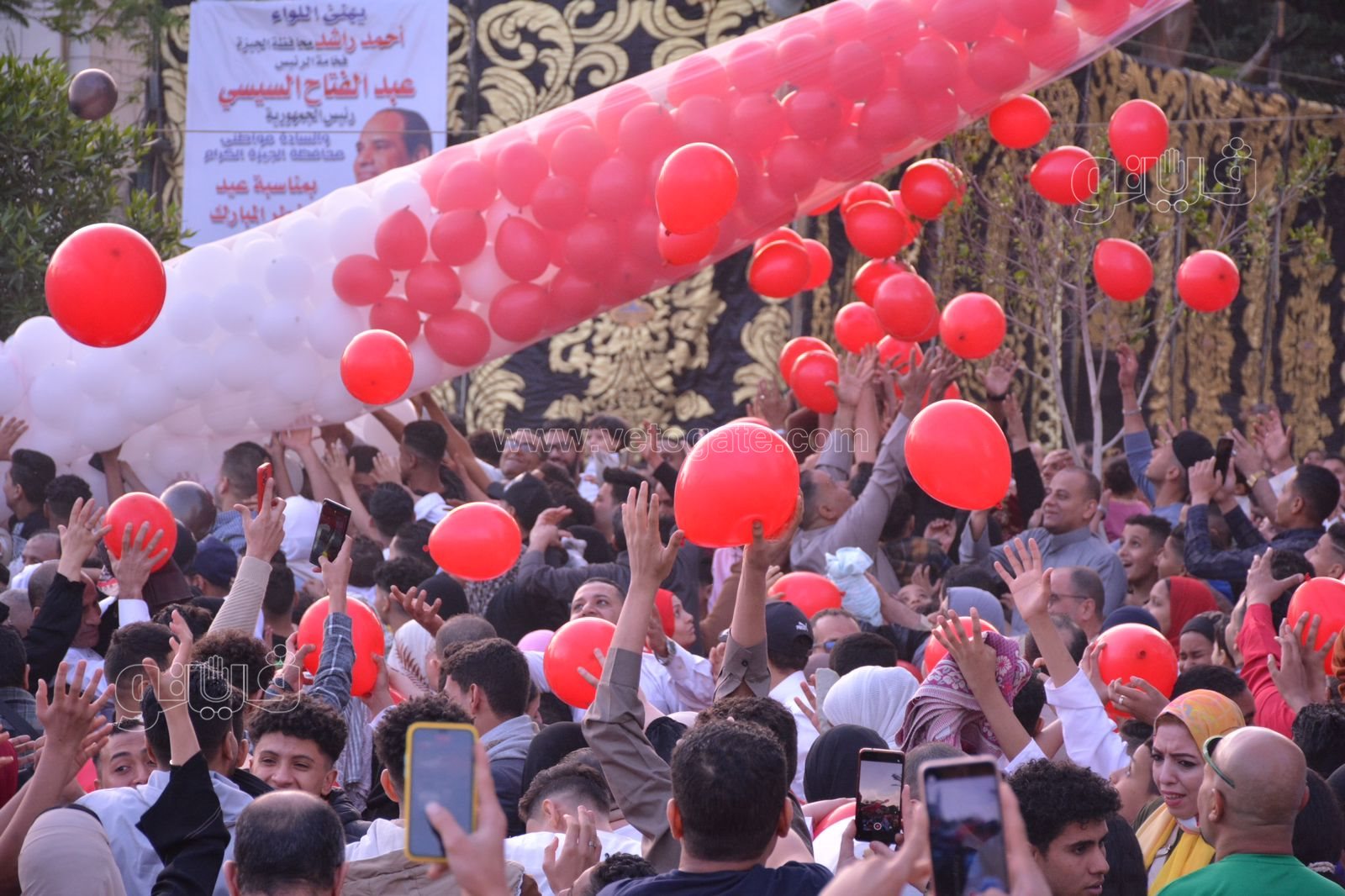 البالونات تزين سماء ساحة مصطفى محمود (9)