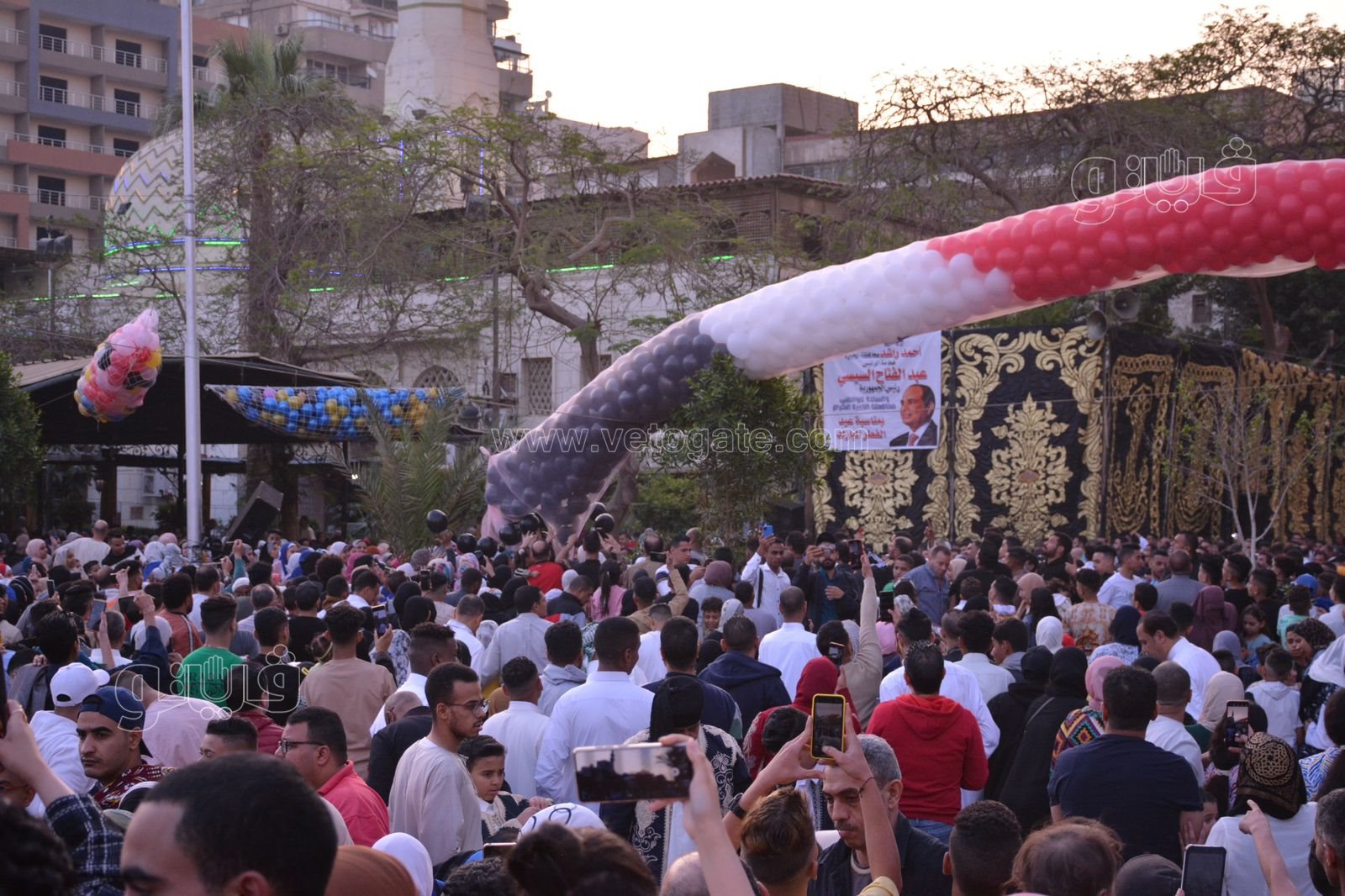 البالونات تزين سماء ساحة مصطفى محمود (10)