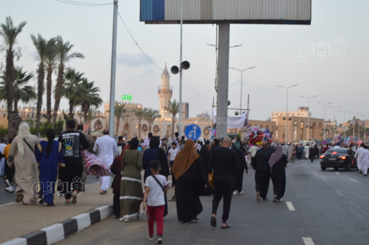 صلاة العيد من مسجد عمرو بن العاص واحتفالات المواطنين (2)