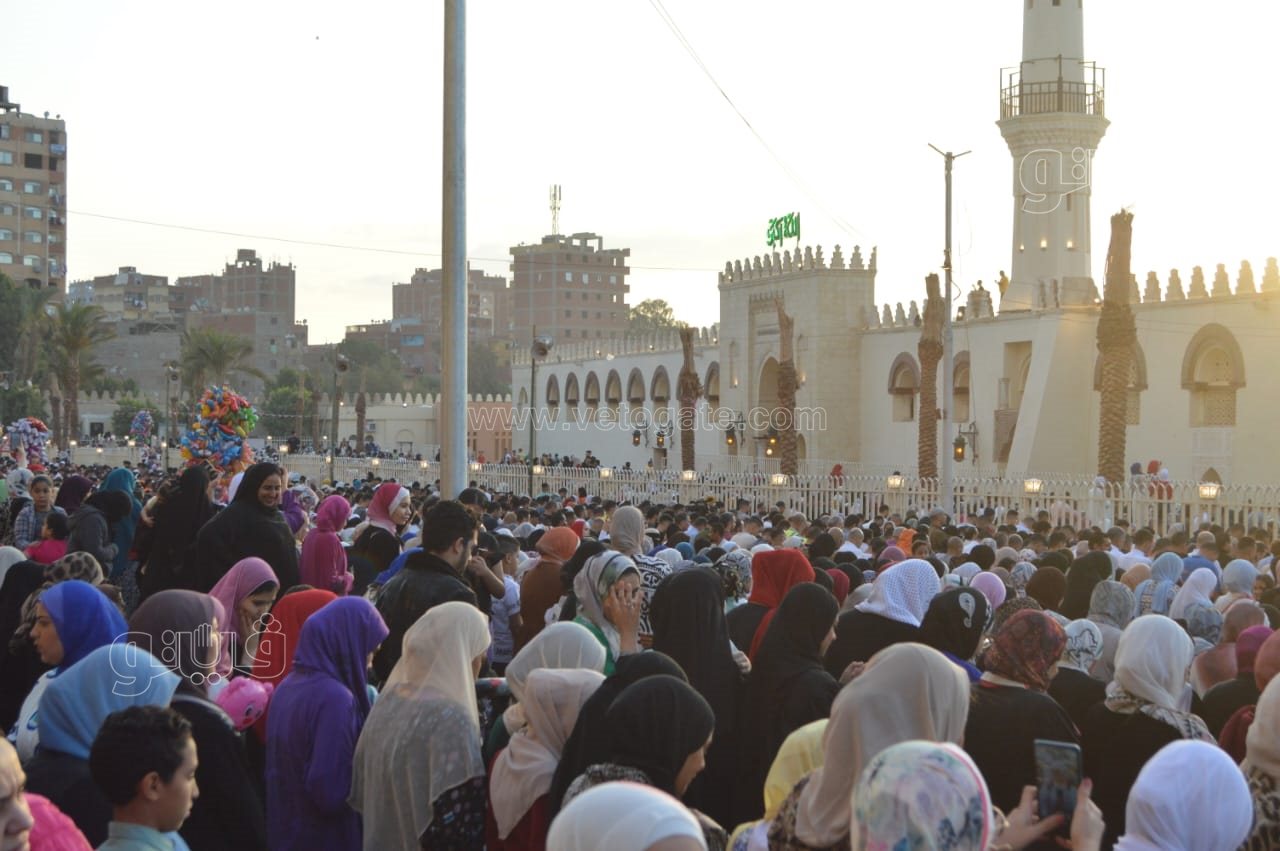 صلاة العيد من مسجد عمرو بن العاص واحتفالات المواطنين (3)