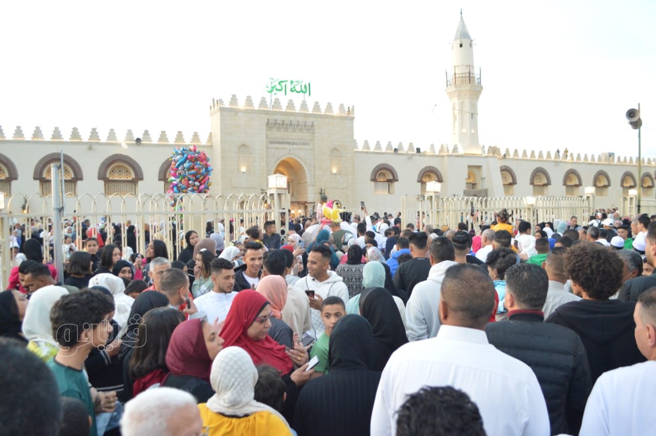 صلاة العيد من مسجد عمرو بن العاص واحتفالات المواطنين (5)