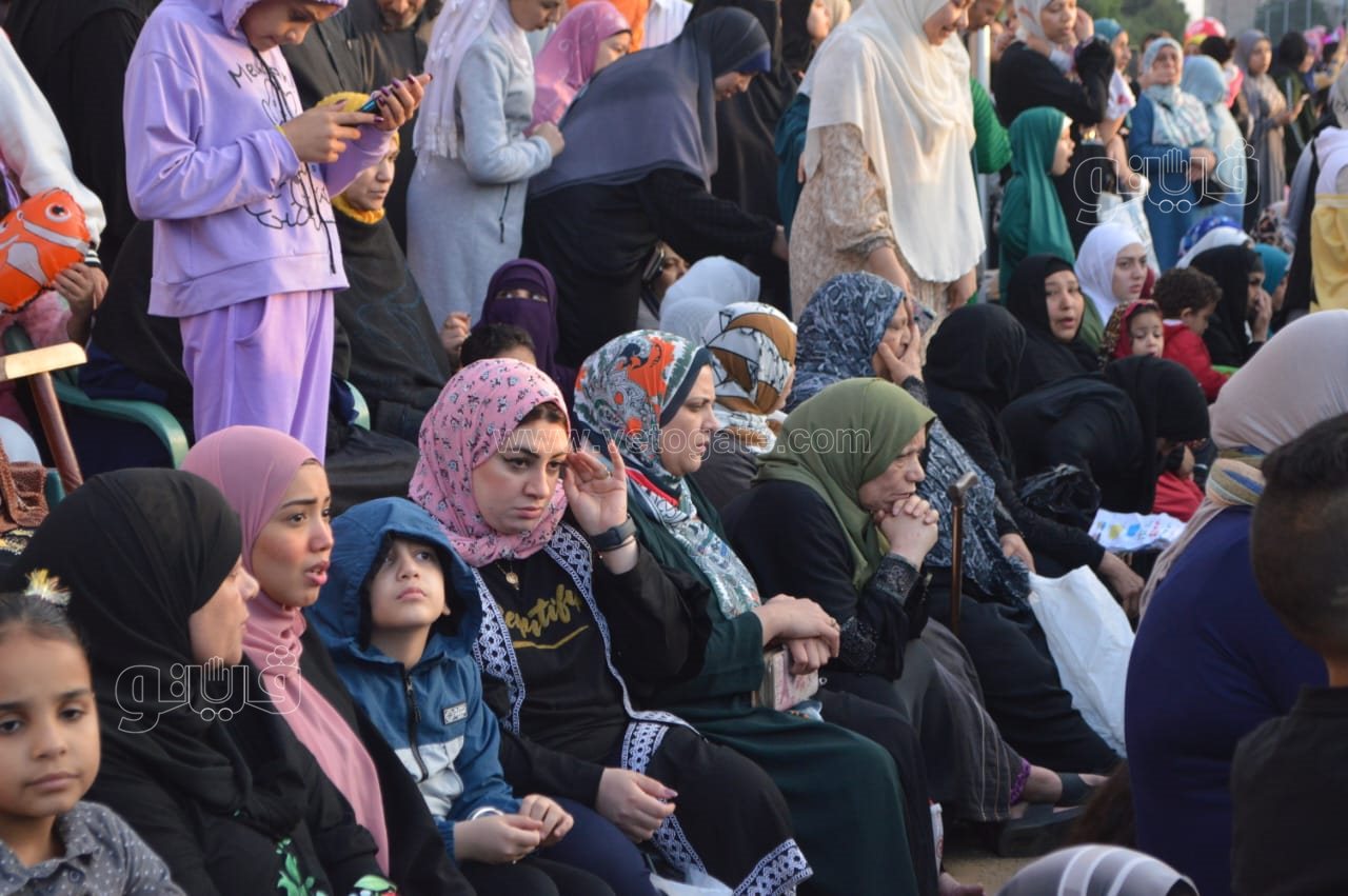 صلاة العيد من مسجد عمرو بن العاص واحتفالات المواطنين (6)