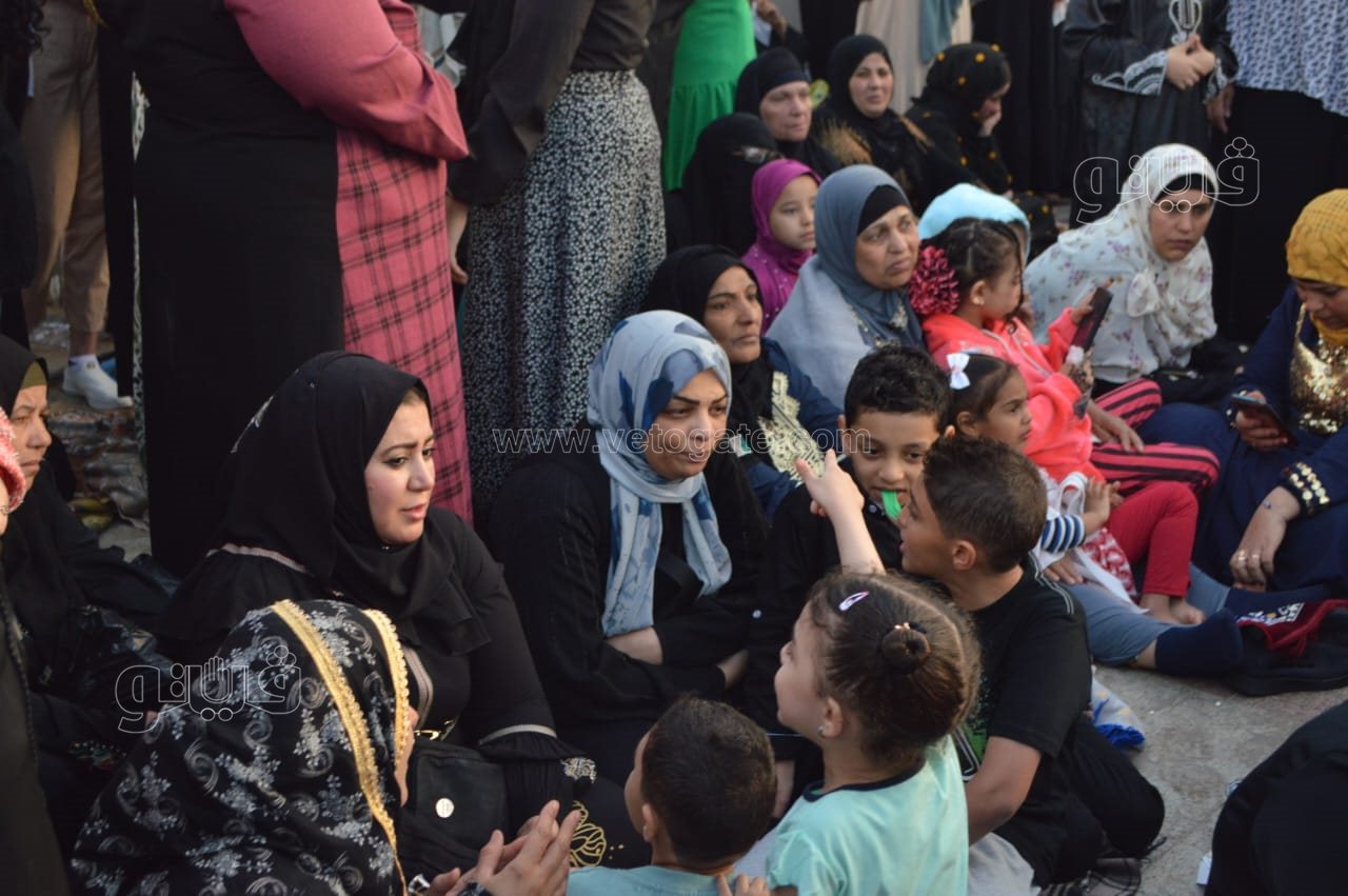 صلاة العيد من مسجد عمرو بن العاص واحتفالات المواطنين (8)