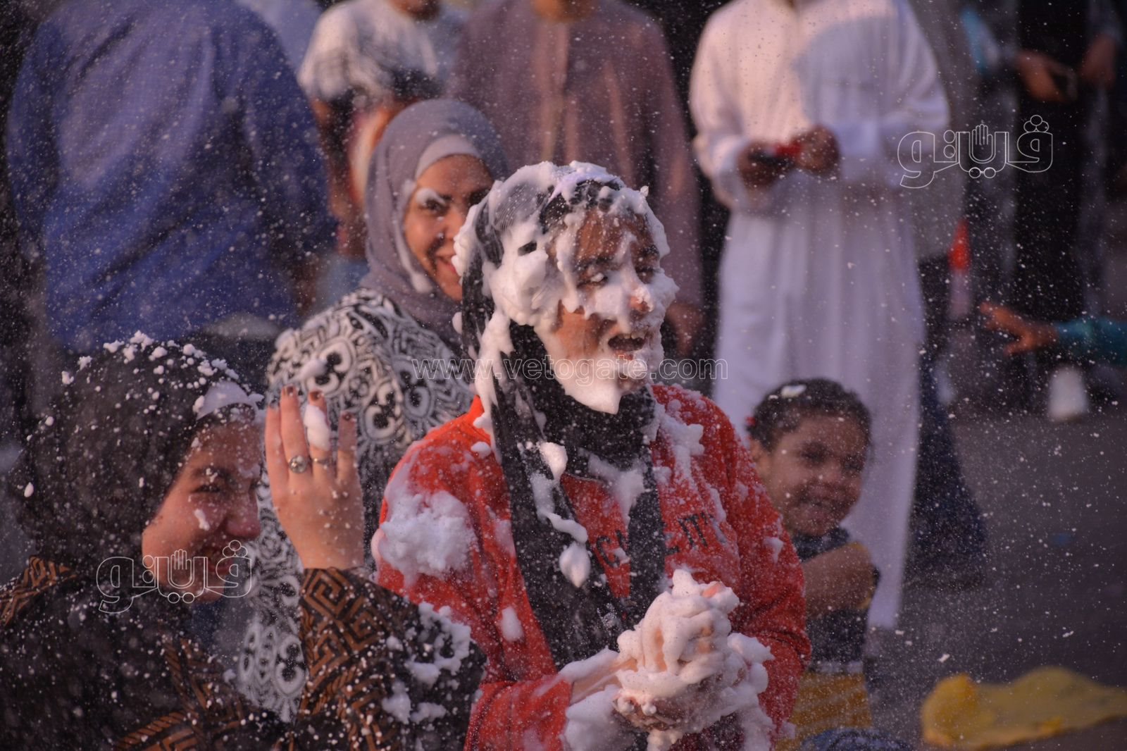 ألعاب الثلوج والحلوى تتصدر احتفالات الشباب والأطفال بساحة مصطفى محمود (1)