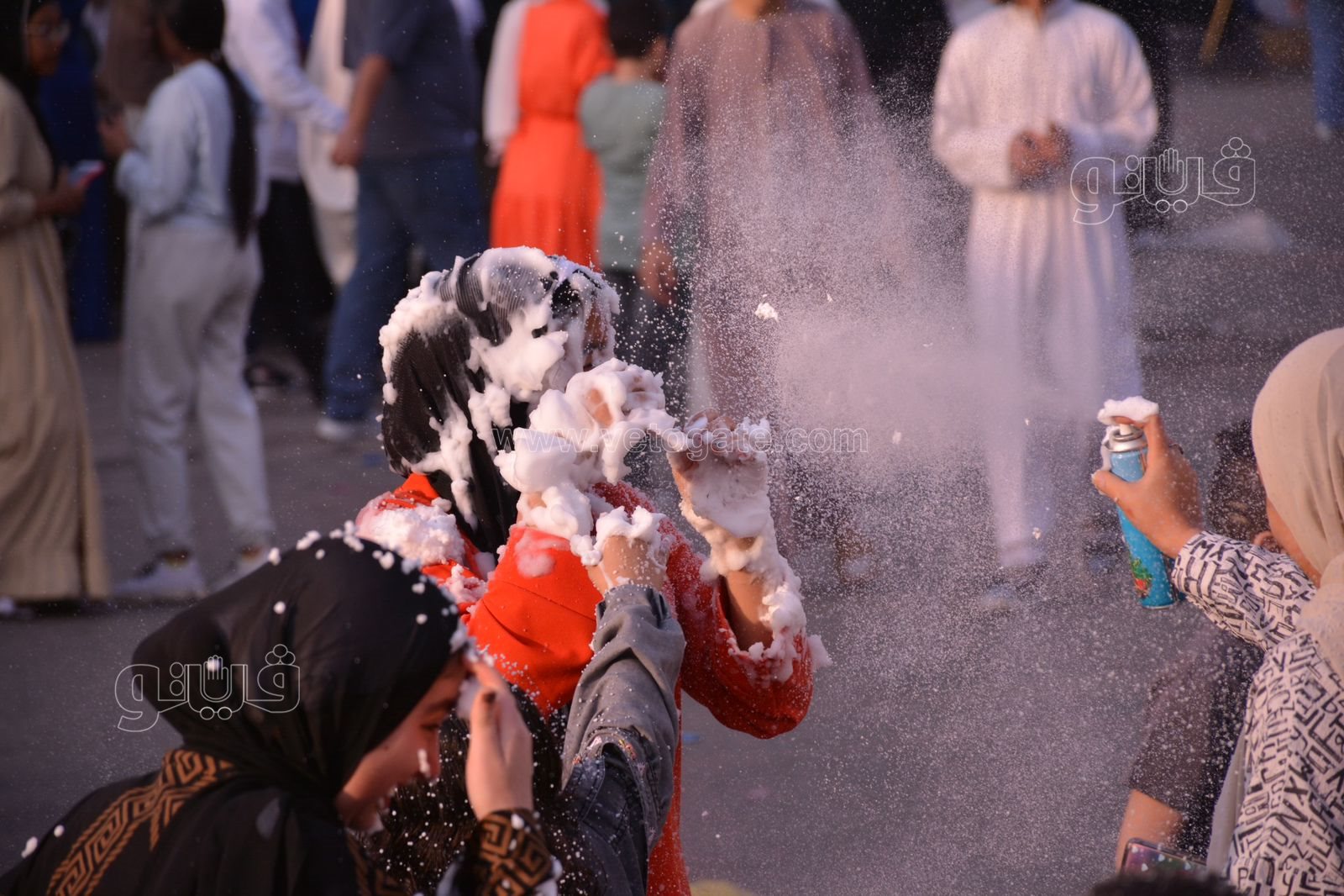 ألعاب الثلوج والحلوى تتصدر احتفالات الشباب والأطفال بساحة مصطفى محمود (4)