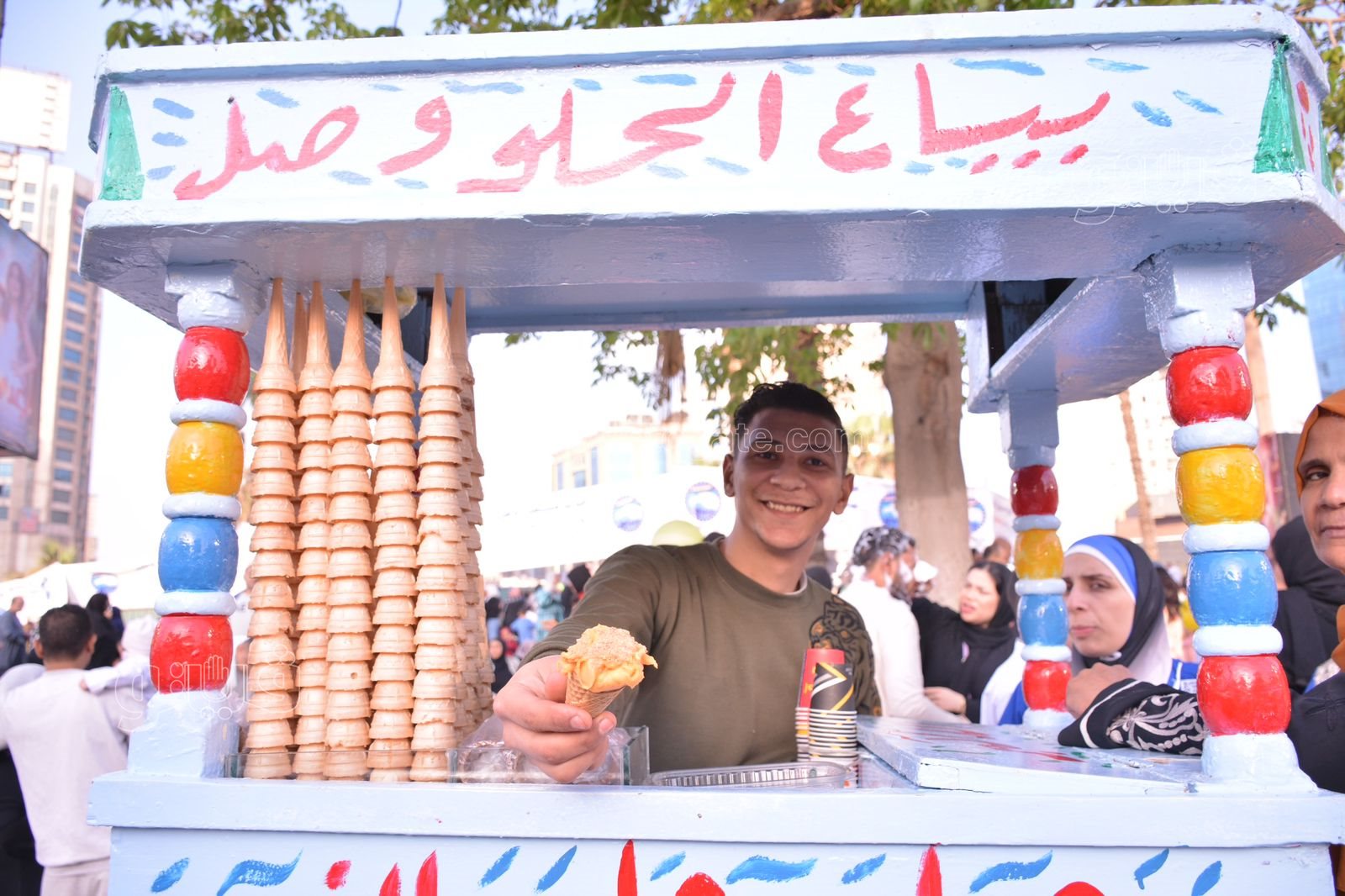 ألعاب الثلوج والحلوى تتصدر احتفالات الشباب والأطفال بساحة مصطفى محمود (5)