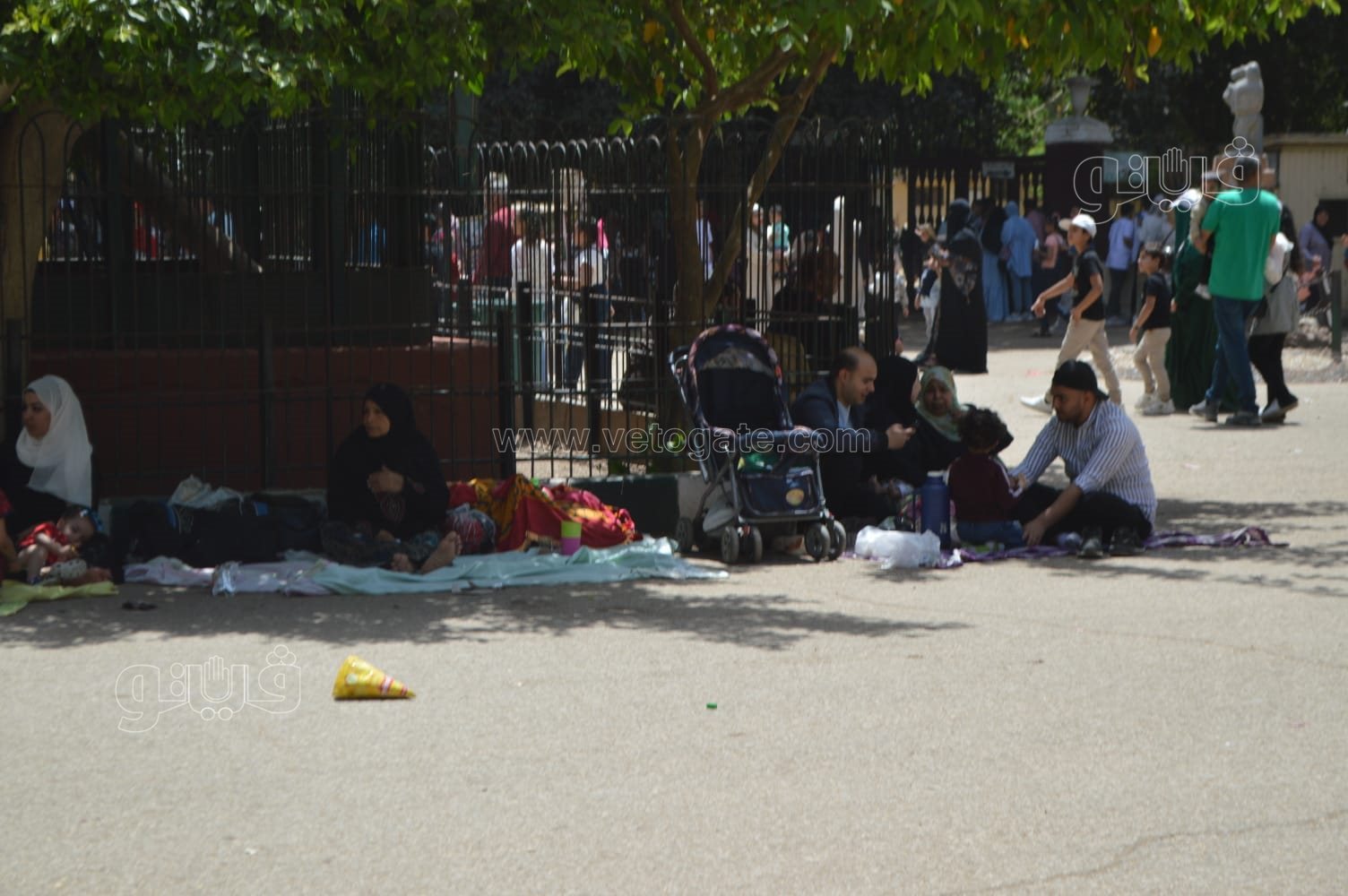 زوار حديقة الحيوان يلجأون للمظلات للاحتماء من أشعة الشمس (7)