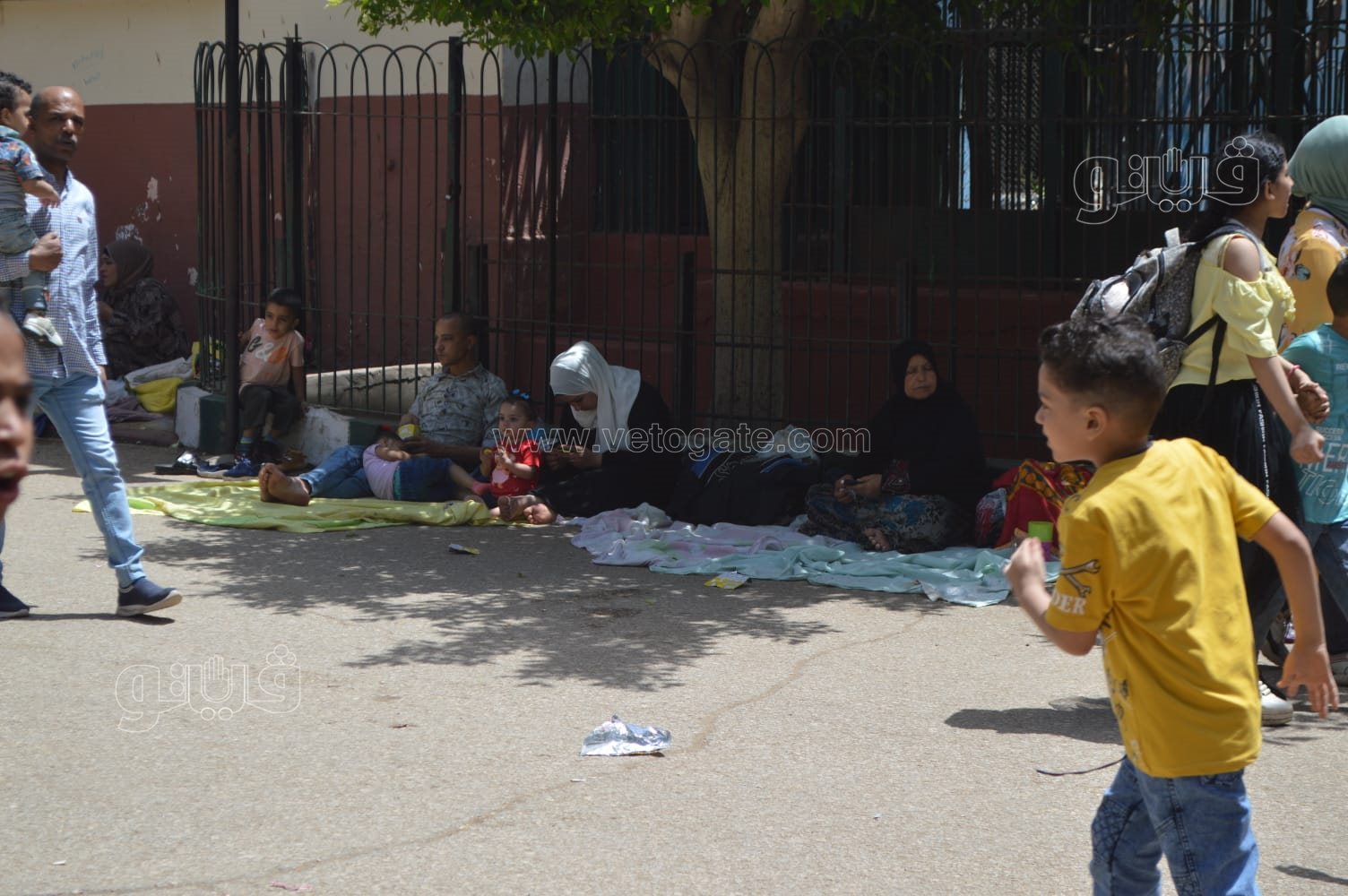 زوار حديقة الحيوان يلجأون للمظلات للاحتماء من أشعة الشمس (8)