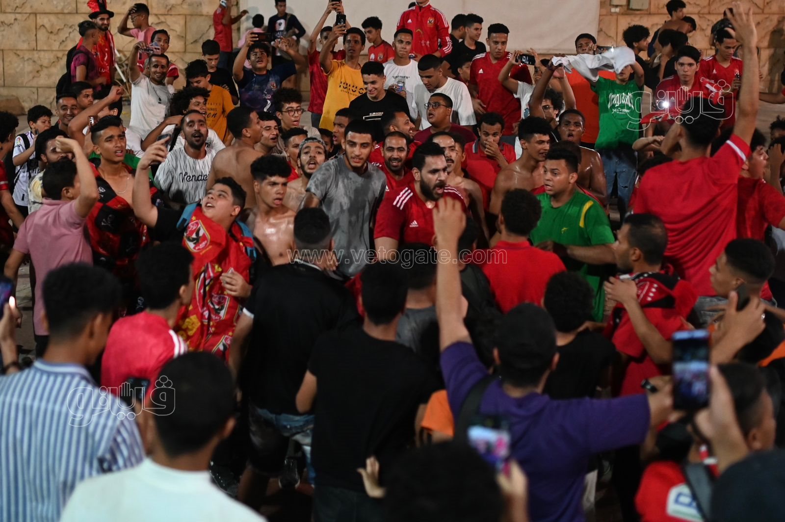 احتفالات جنونية للجماهير بالجزيرة فرحا بتتويج الأهلي بدوري أبطال أفريقيا (4)