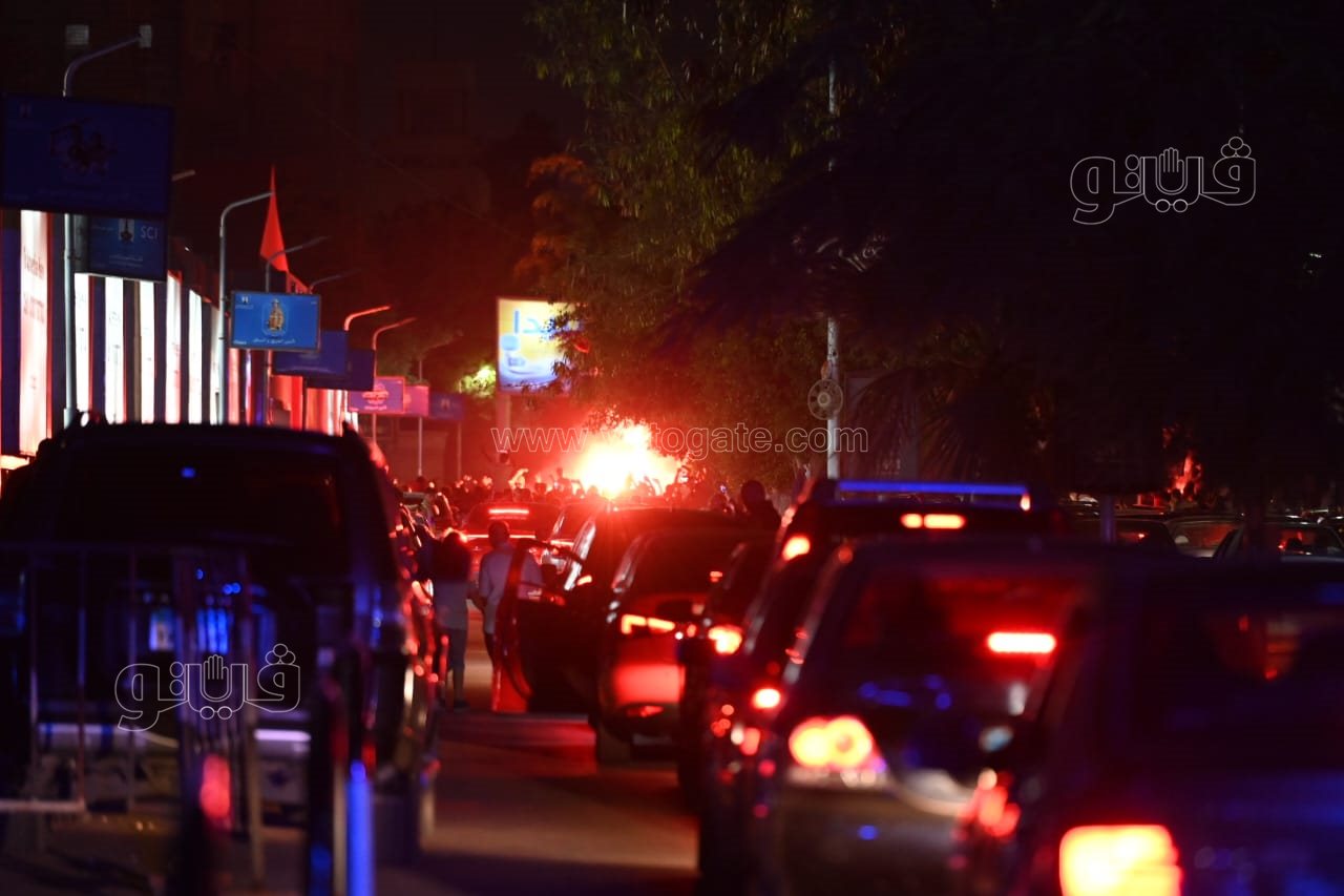 شماريخ ومسيرة بالسيارات، احتفالات جماهير الأهلي أمام النادي فرحا بالنجمة الـ 11 (1)