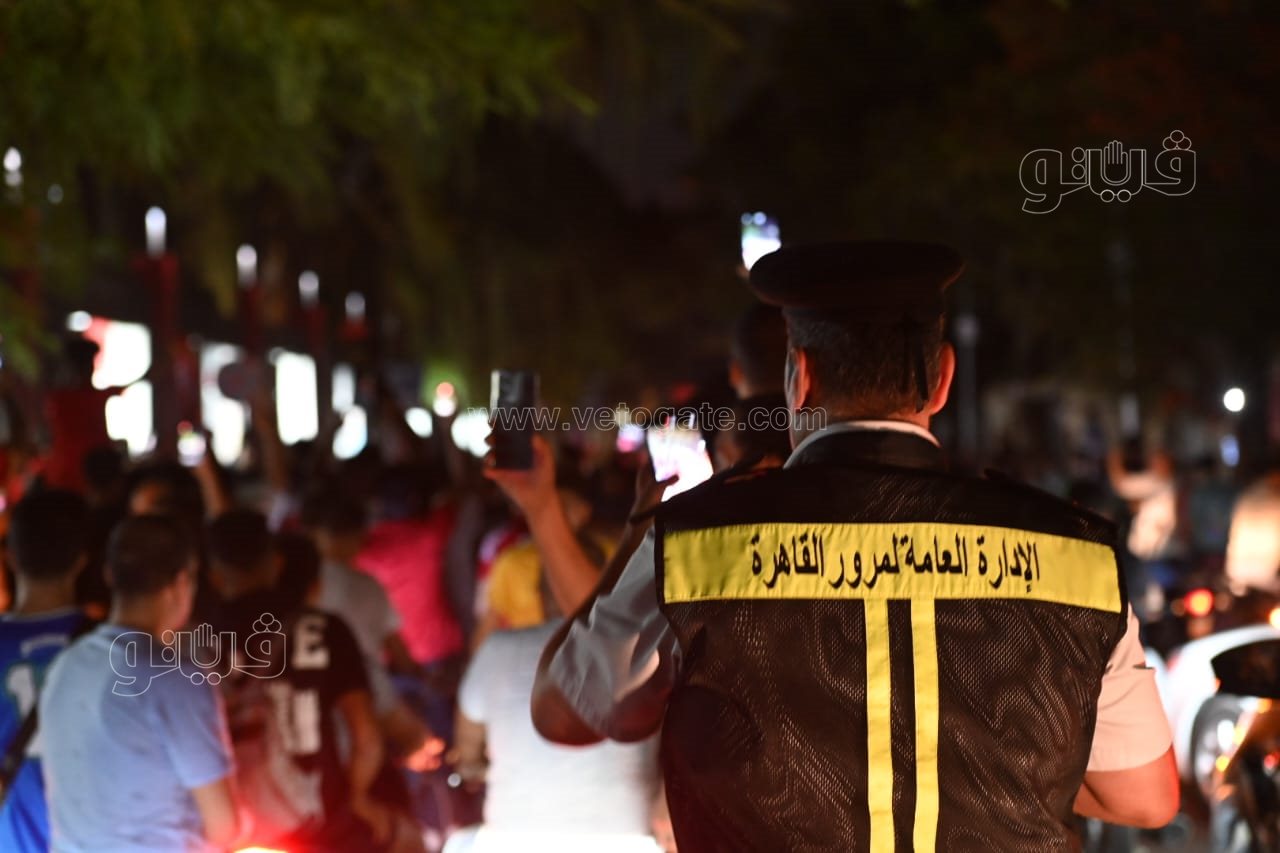 شماريخ ومسيرة بالسيارات، احتفالات جماهير الأهلي أمام النادي فرحا بالنجمة الـ 11 (2)