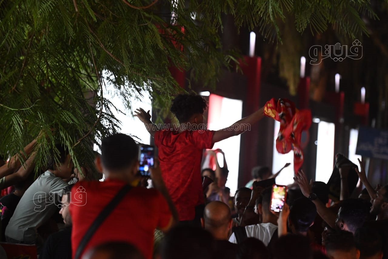 شماريخ ومسيرة بالسيارات، احتفالات جماهير الأهلي أمام النادي فرحا بالنجمة الـ 11 (3)