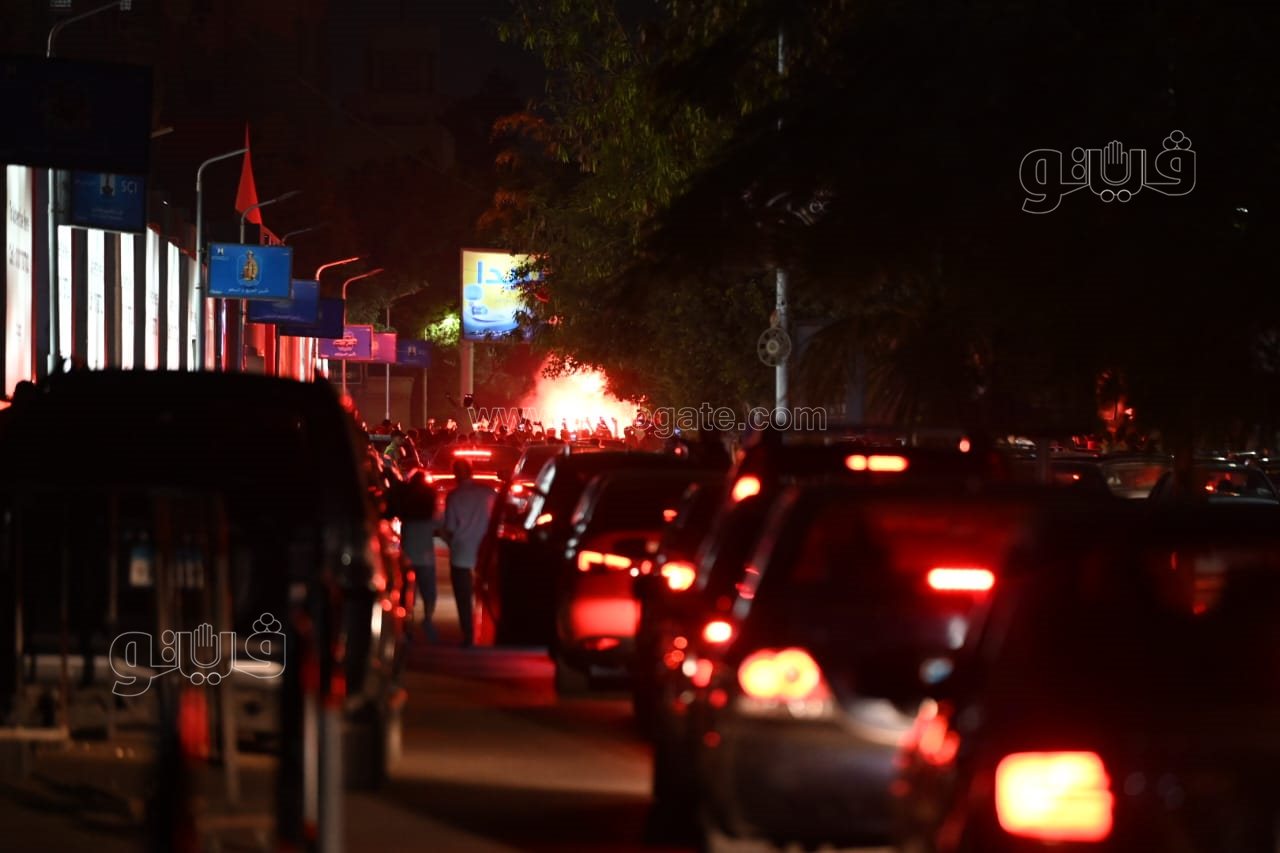 شماريخ ومسيرة بالسيارات، احتفالات جماهير الأهلي أمام النادي فرحا بالنجمة الـ 11 (4)