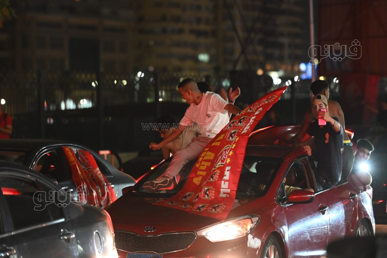 شماريخ ومسيرة بالسيارات، احتفالات جماهير الأهلي أمام النادي فرحا بالنجمة الـ 11 (5)