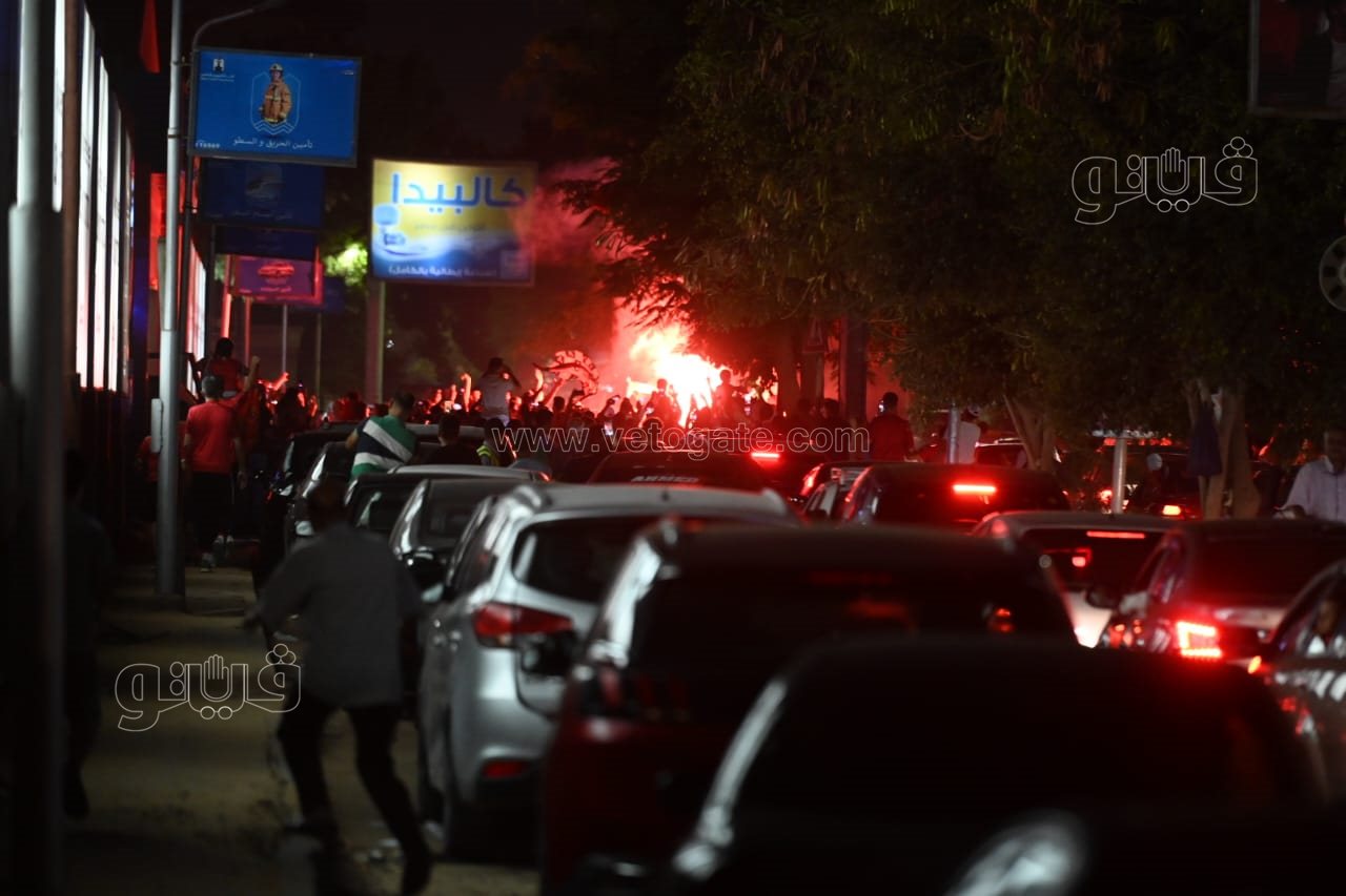 شماريخ ومسيرة بالسيارات، احتفالات جماهير الأهلي أمام النادي فرحا بالنجمة الـ 11 (6)