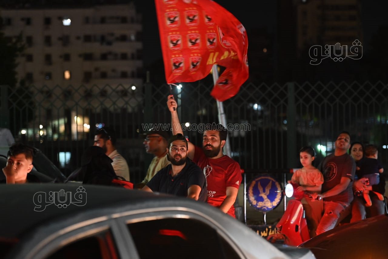 شماريخ ومسيرة بالسيارات، احتفالات جماهير الأهلي أمام النادي فرحا بالنجمة الـ 11 (7)