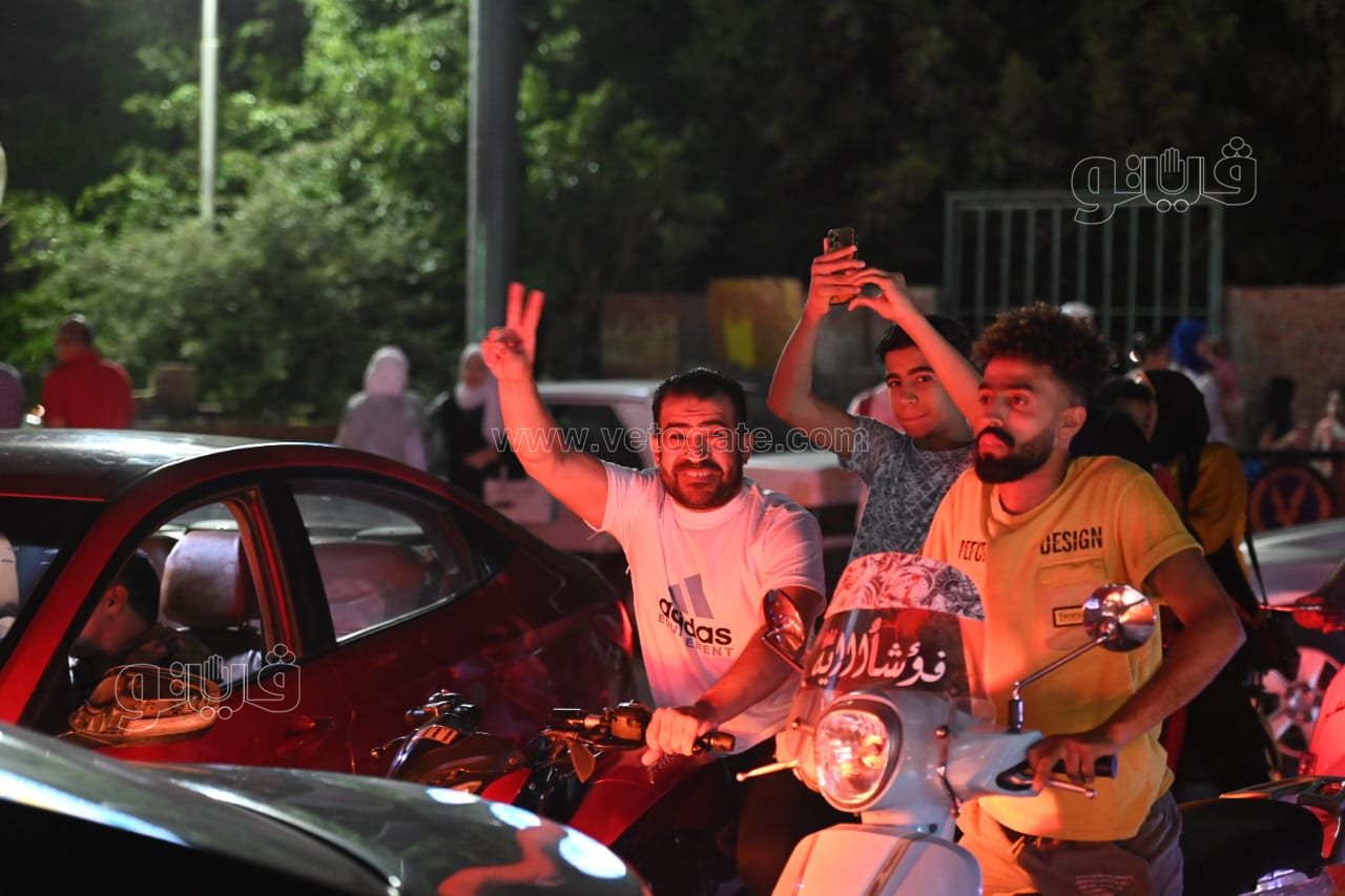 شماريخ ومسيرة بالسيارات، احتفالات جماهير الأهلي أمام النادي فرحا بالنجمة الـ 11 (8)