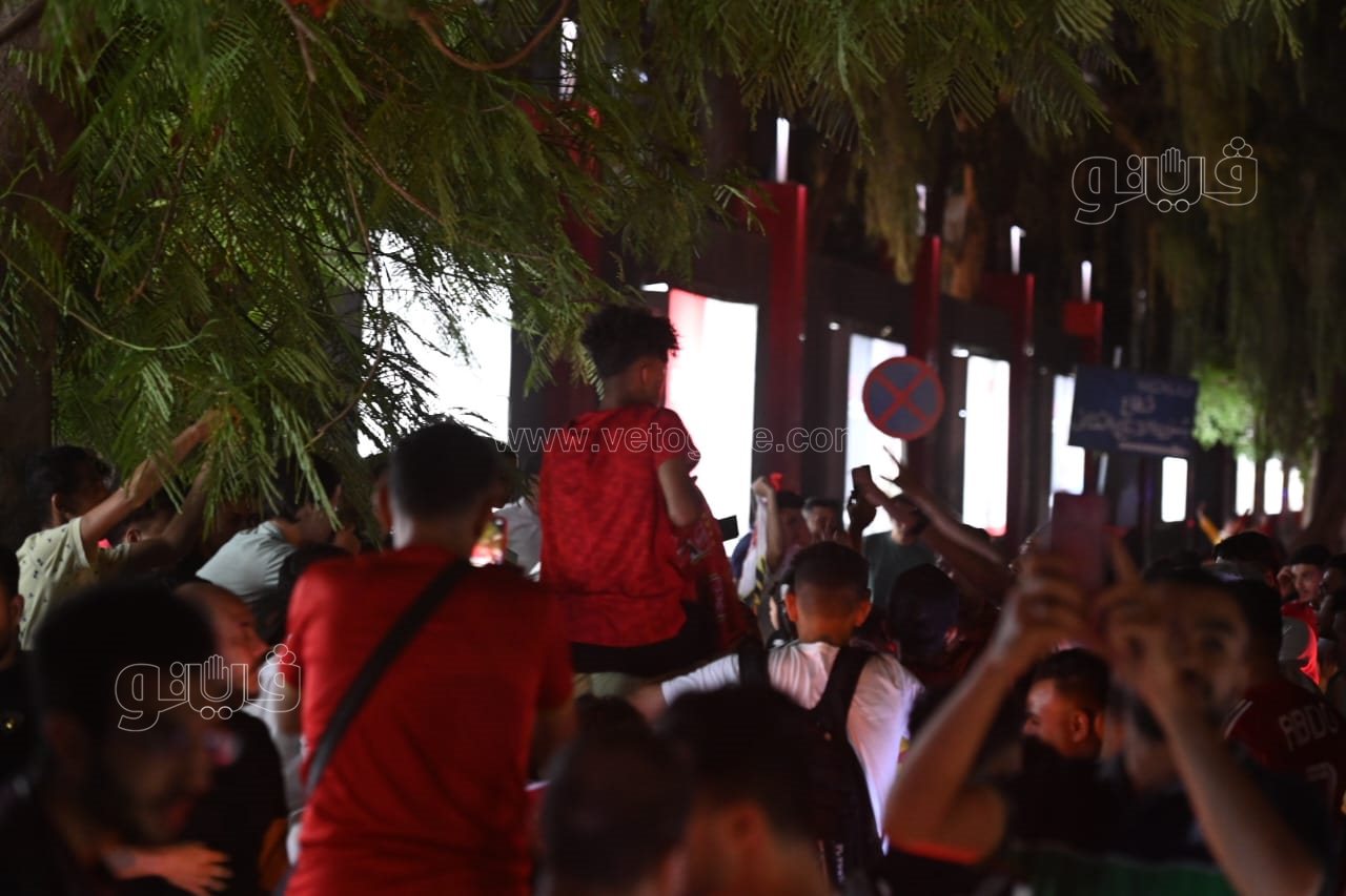 شماريخ ومسيرة بالسيارات، احتفالات جماهير الأهلي أمام النادي فرحا بالنجمة الـ 11 (9)