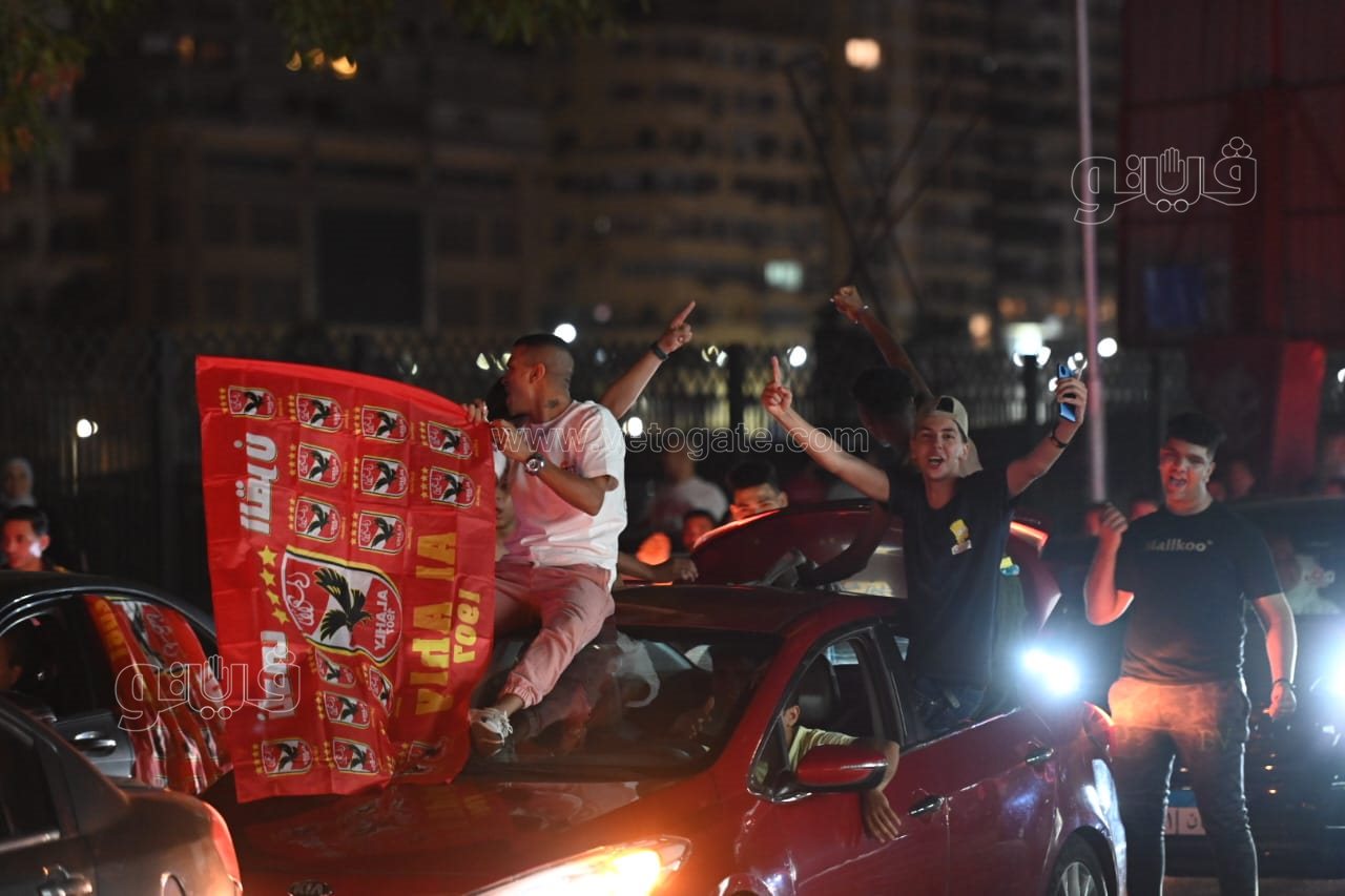 شماريخ ومسيرة بالسيارات، احتفالات جماهير الأهلي أمام النادي فرحا بالنجمة الـ 11 (10)