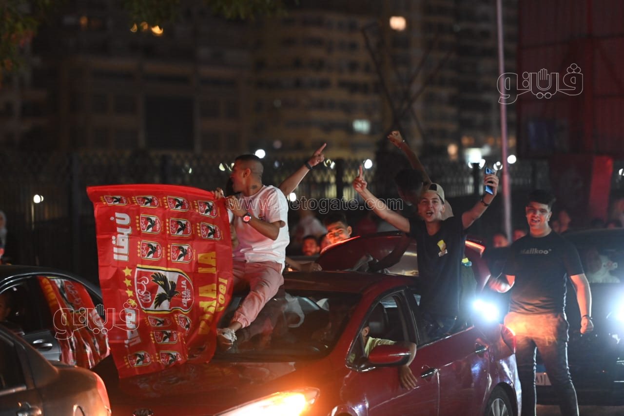 شماريخ ومسيرة بالسيارات، احتفالات جماهير الأهلي أمام النادي فرحا بالنجمة الـ 11 (11)