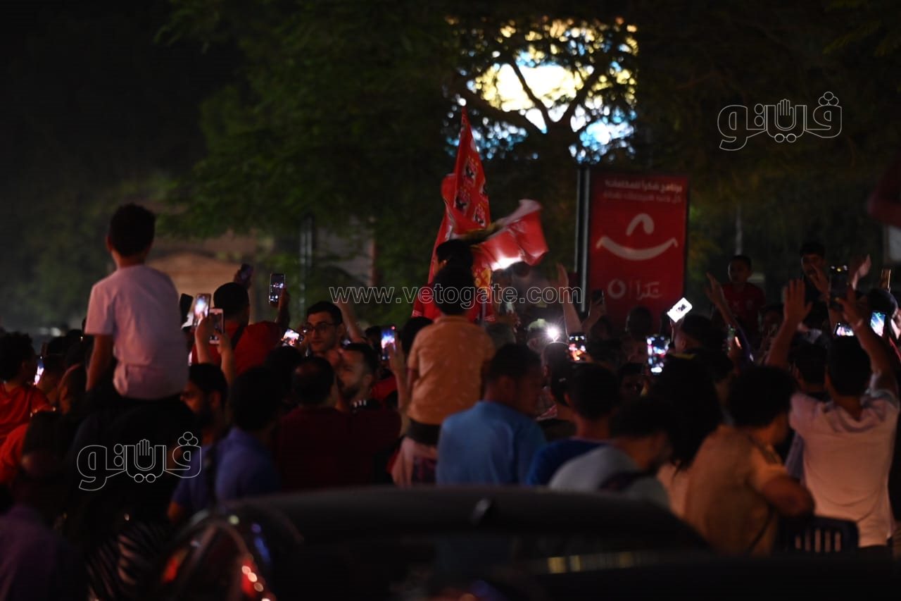 شماريخ ومسيرة بالسيارات، احتفالات جماهير الأهلي أمام النادي فرحا بالنجمة الـ 11 (12)