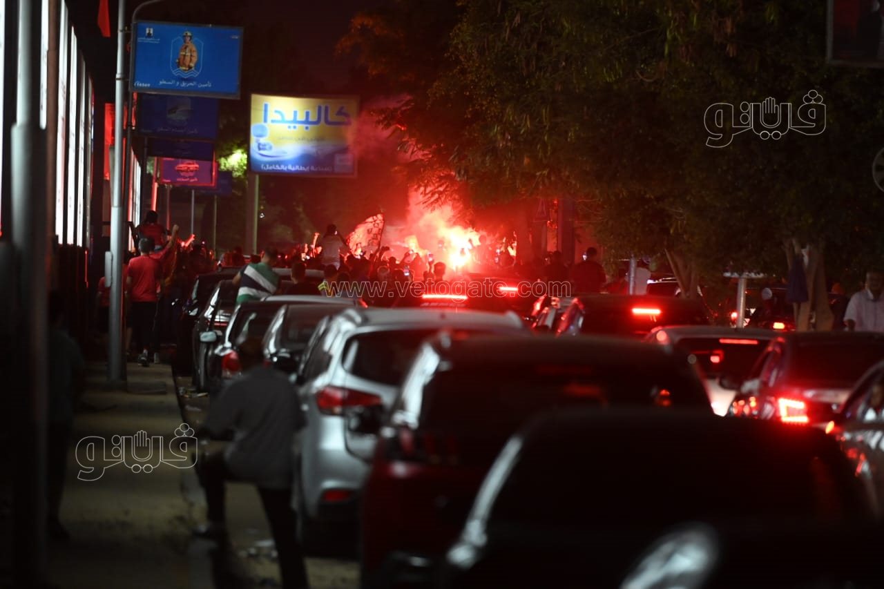 شماريخ ومسيرة بالسيارات، احتفالات جماهير الأهلي أمام النادي فرحا بالنجمة الـ 11 (13)