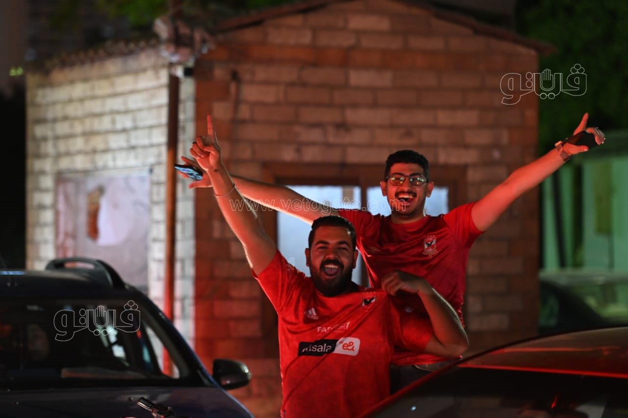 شماريخ ومسيرة بالسيارات، احتفالات جماهير الأهلي أمام النادي فرحا بالنجمة الـ 11 (14)