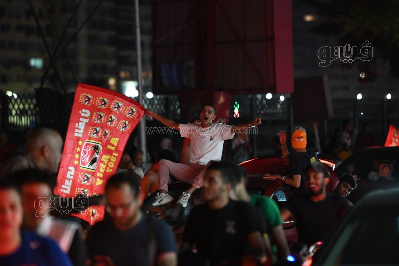 شماريخ ومسيرة بالسيارات، احتفالات جماهير الأهلي أمام النادي فرحا بالنجمة الـ 11 (15)