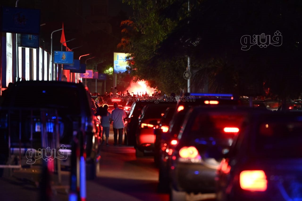 شماريخ ومسيرة بالسيارات، احتفالات جماهير الأهلي أمام النادي فرحا بالنجمة الـ 11 (16)