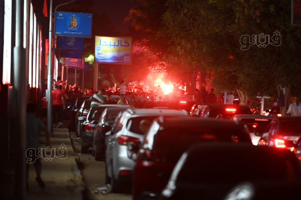 شماريخ ومسيرة بالسيارات، احتفالات جماهير الأهلي أمام النادي فرحا بالنجمة الـ 11 (17)