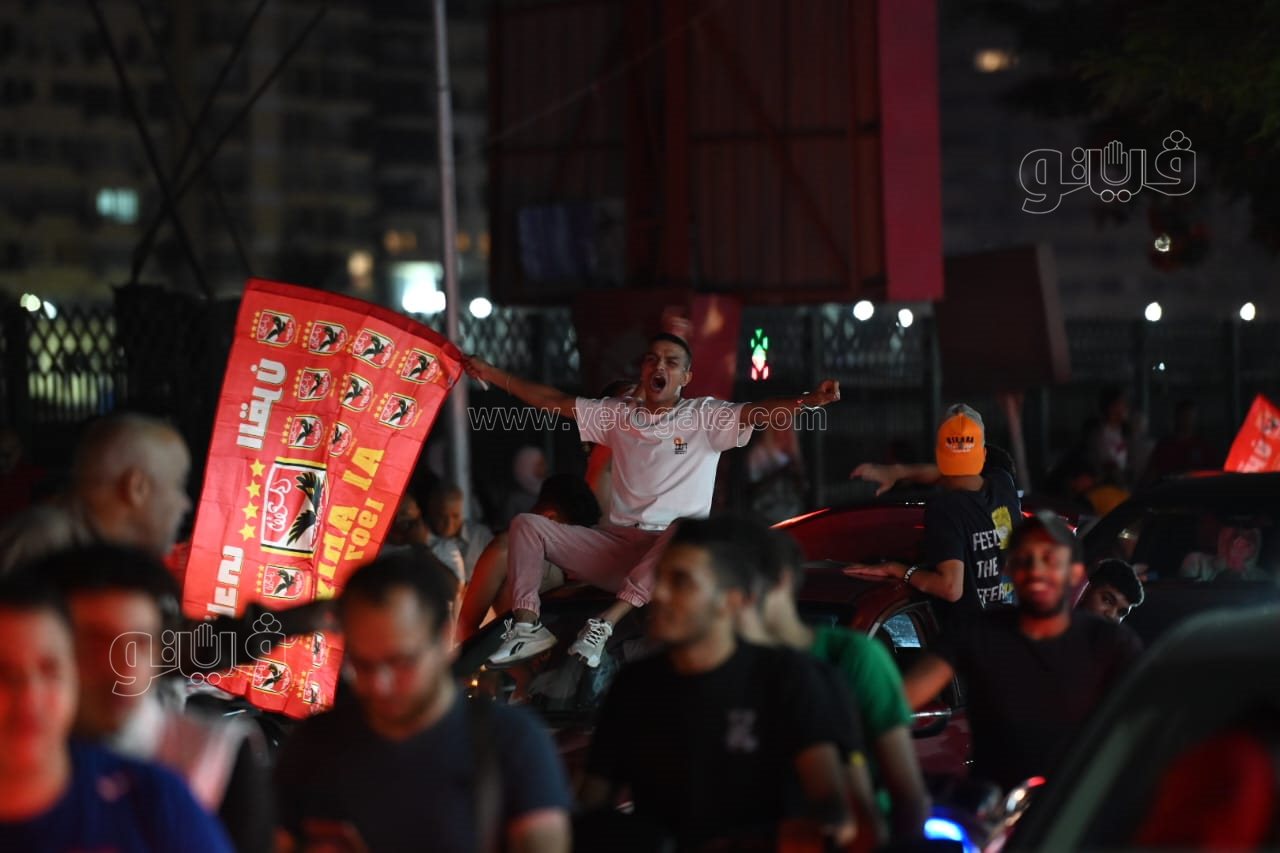 شماريخ ومسيرة بالسيارات، احتفالات جماهير الأهلي أمام النادي فرحا بالنجمة الـ 11 (18)
