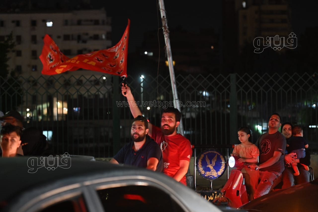شماريخ ومسيرة بالسيارات، احتفالات جماهير الأهلي أمام النادي فرحا بالنجمة الـ 11 (19)