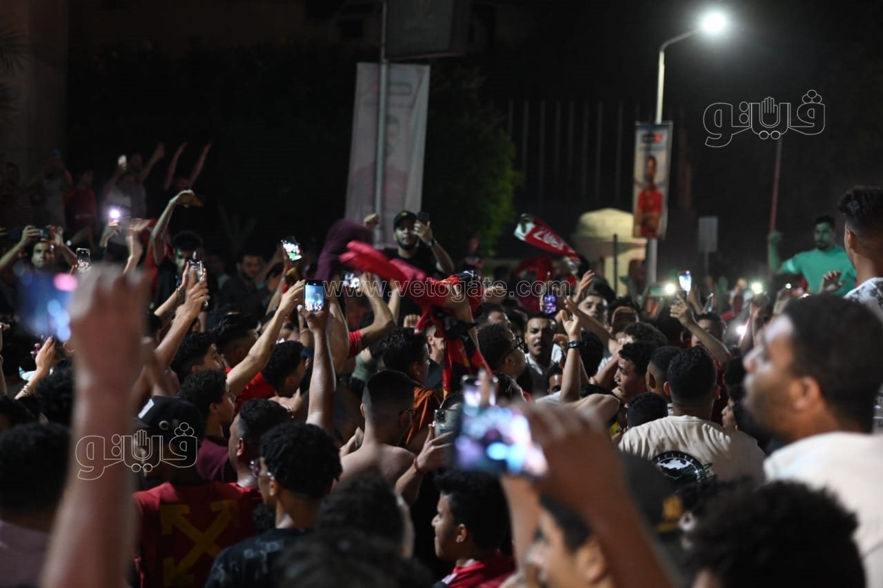 حشود من الأهلاوية أمام النادي بالجزيرة للاحتفال بدوري أبطال أفريقيا (1)