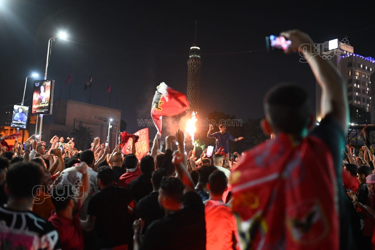 حشود من الأهلاوية أمام النادي بالجزيرة للاحتفال بدوري أبطال أفريقيا (2)
