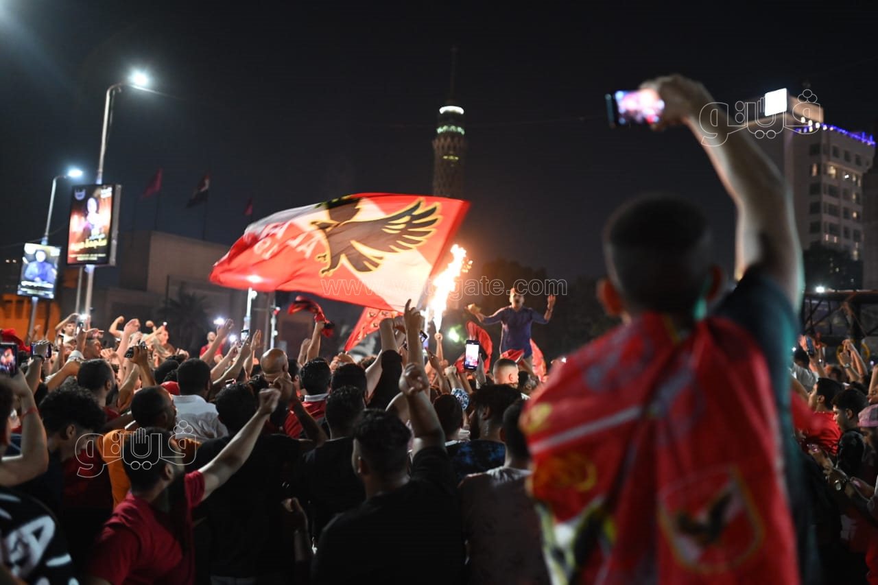 حشود من الأهلاوية أمام النادي بالجزيرة للاحتفال بدوري أبطال أفريقيا (3)