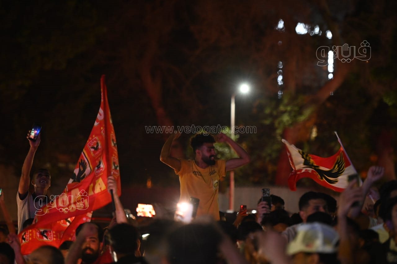 حشود من الأهلاوية أمام النادي بالجزيرة للاحتفال بدوري أبطال أفريقيا (16)