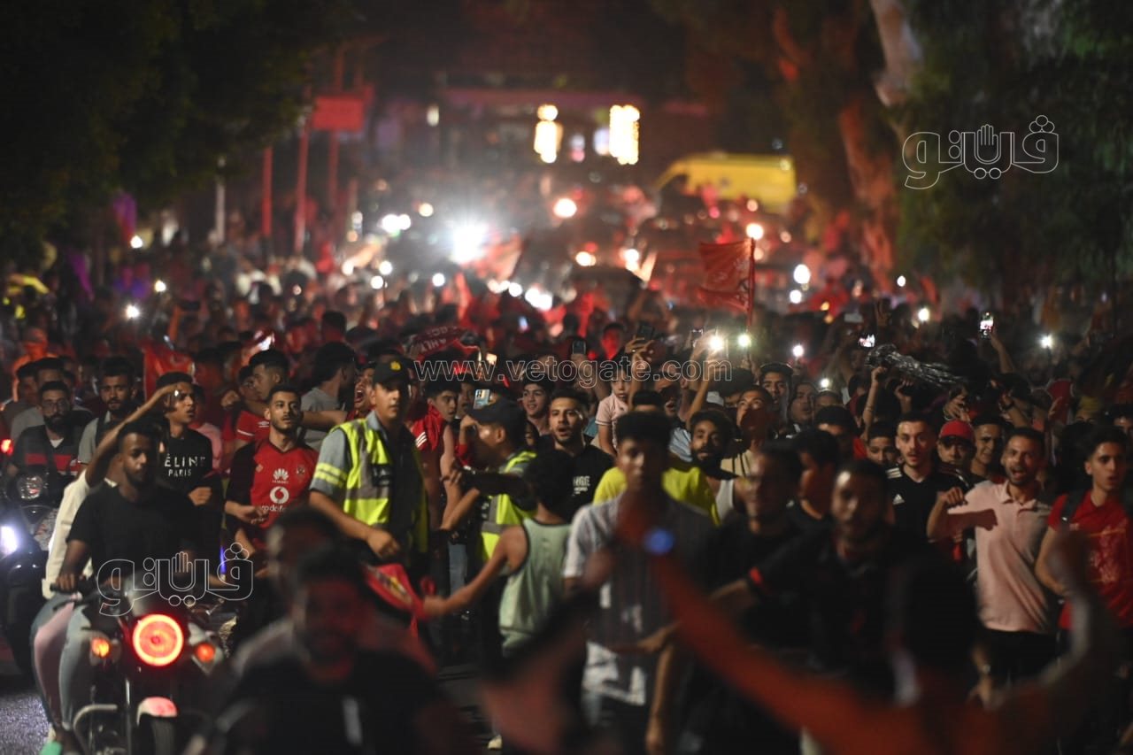 حشود من الأهلاوية أمام النادي بالجزيرة للاحتفال بدوري أبطال أفريقيا (21)