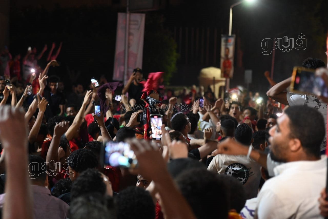 حشود من الأهلاوية أمام النادي بالجزيرة للاحتفال بدوري أبطال أفريقيا (23)