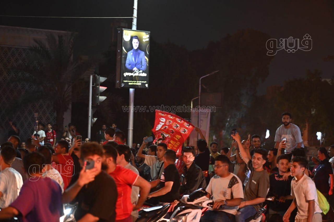 حشود من الأهلاوية أمام النادي بالجزيرة للاحتفال بدوري أبطال أفريقيا (36)