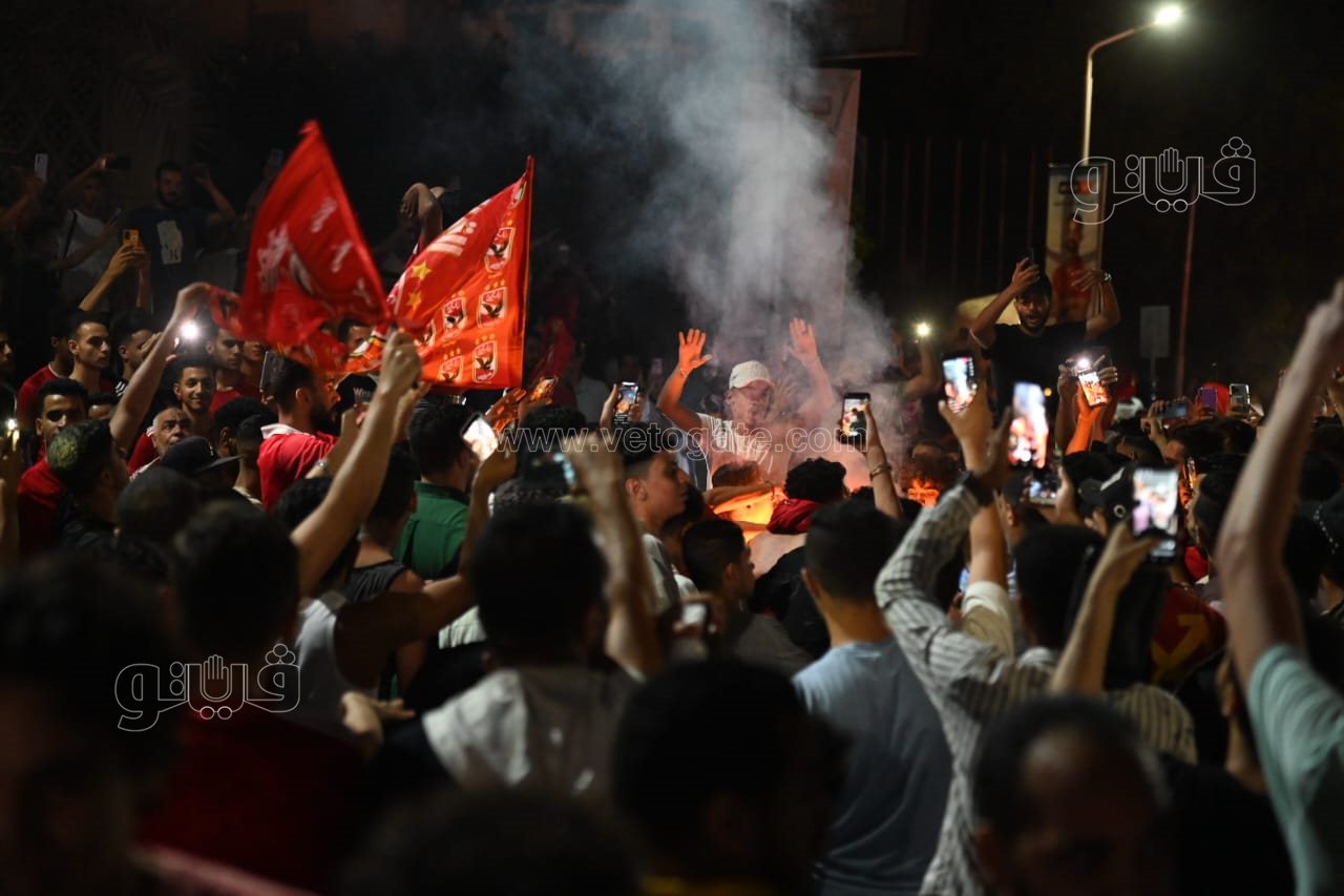 حشود من الأهلاوية أمام النادي بالجزيرة للاحتفال بدوري أبطال أفريقيا (41)