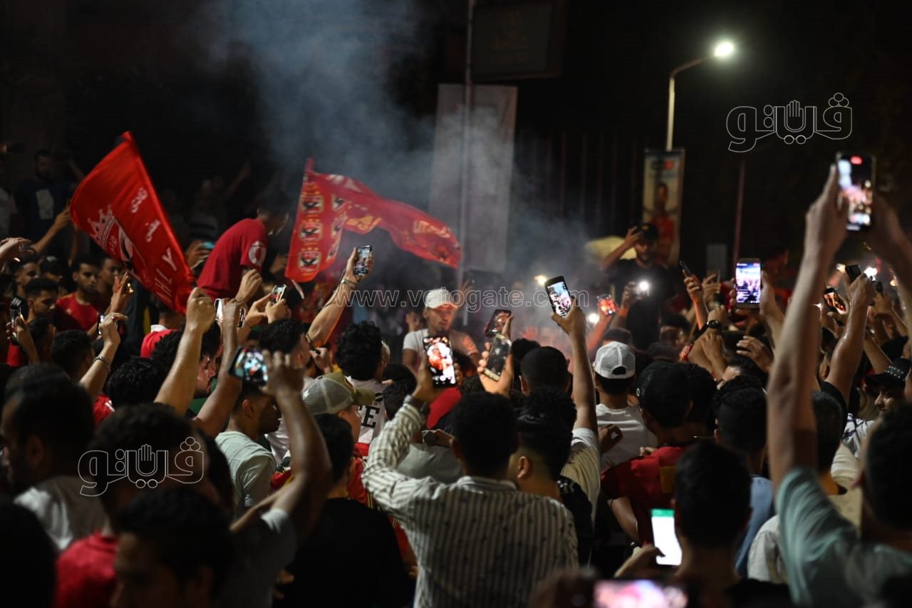 حشود من الأهلاوية أمام النادي بالجزيرة للاحتفال بدوري أبطال أفريقيا (42)