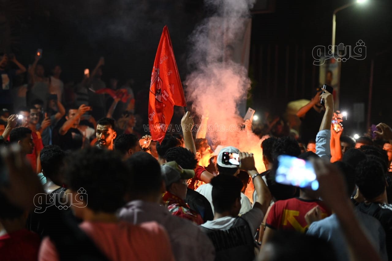 حشود من الأهلاوية أمام النادي بالجزيرة للاحتفال بدوري أبطال أفريقيا (45)