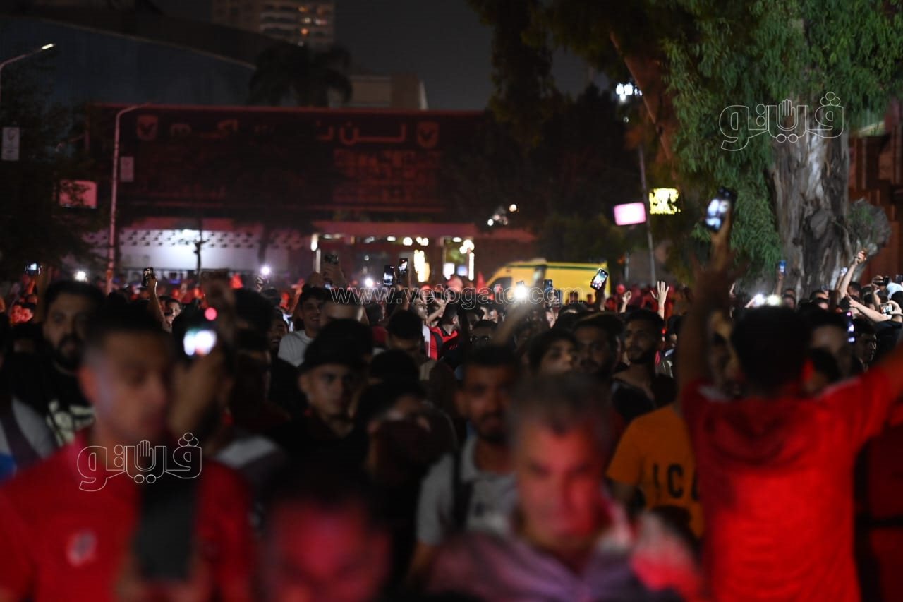 حشود من الأهلاوية أمام النادي بالجزيرة للاحتفال بدوري أبطال أفريقيا (46)