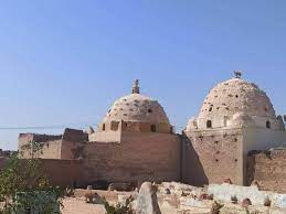 بين «هرم حوني» و«قباب الأولياء»..«جبانة بنى حميل» تبوح بأسرارها في سوهاج | صور - بوابة الأهرام