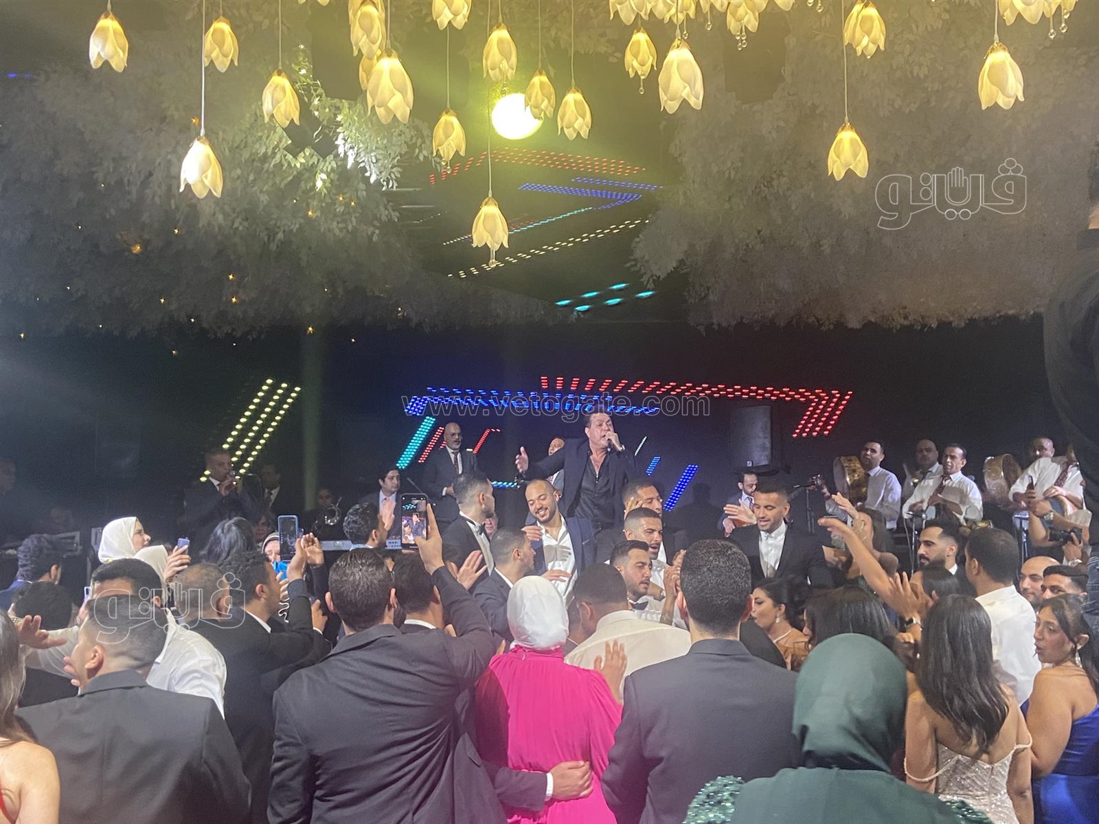 حكيم يختتم آخر فقرات حفل زفاف ابنة خالد صلاح بـالسلام عليكم (4)
