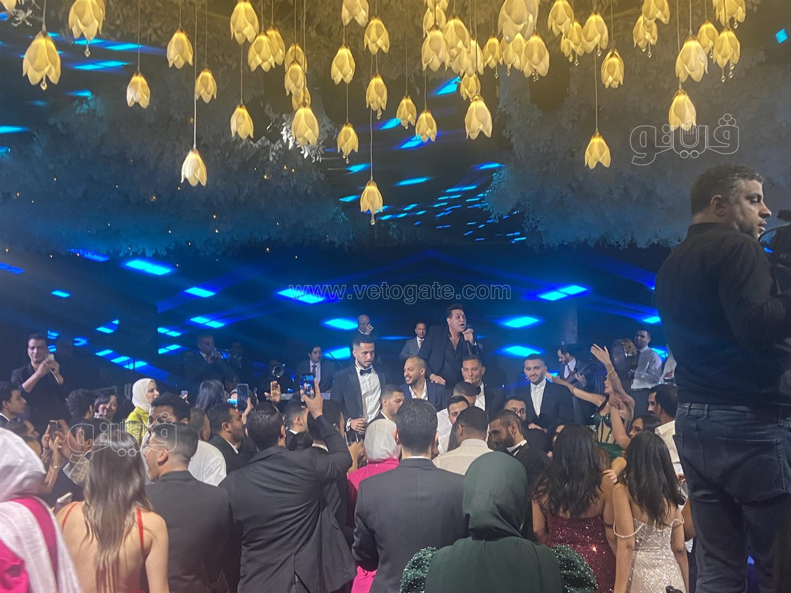 حكيم يختتم آخر فقرات حفل زفاف ابنة خالد صلاح بـالسلام عليكم (1)