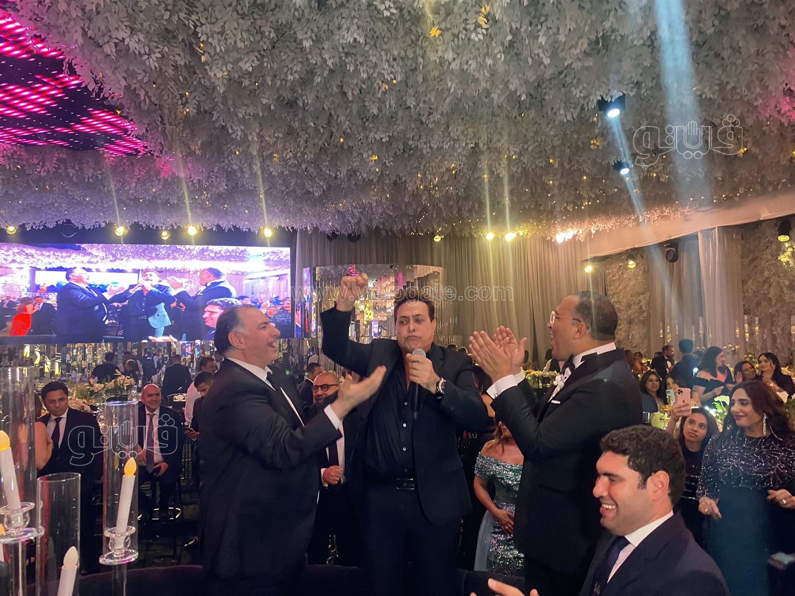 حكيم يختتم آخر فقرات حفل زفاف ابنة خالد صلاح بـالسلام عليكم (1)