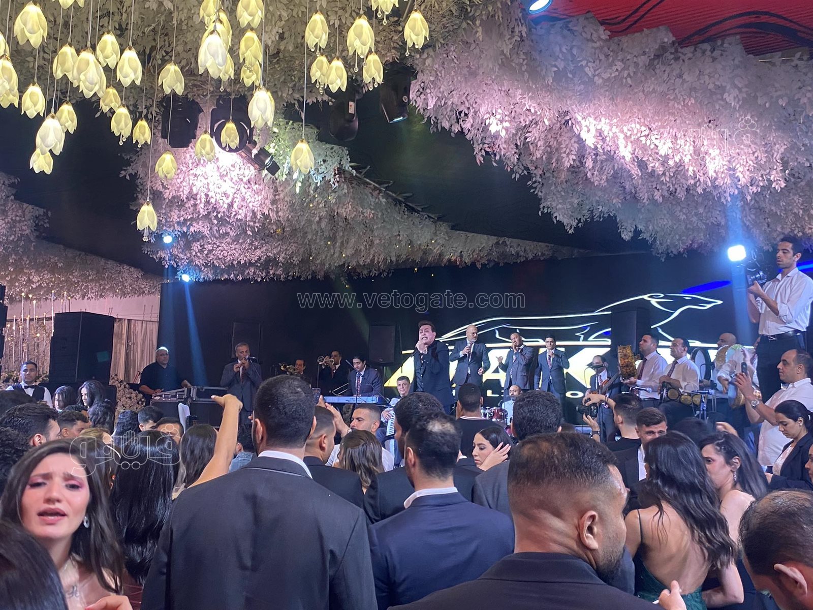 حكيم يختتم آخر فقرات حفل زفاف ابنة خالد صلاح بـالسلام عليكم (2)